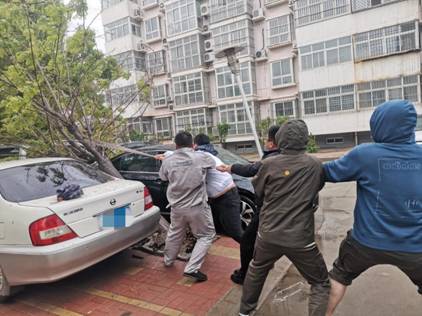 阳光财险沧州中支理赔服务部查勘人员雨天救援被砸车辆