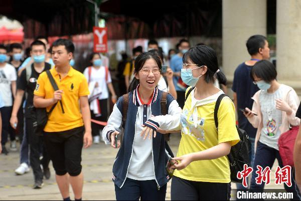 7月8日，福建福州屏东中学考点，高考考生在考试结束后轻松走出考场。 吕明 摄