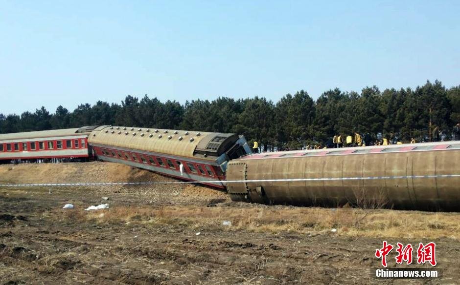 组图：直击黑龙江列车脱线事故救援现场