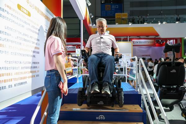 9月12日，观众在国际智慧养老产业博览会现场体验智能出行机器人。新华社记者 梁旭 摄 