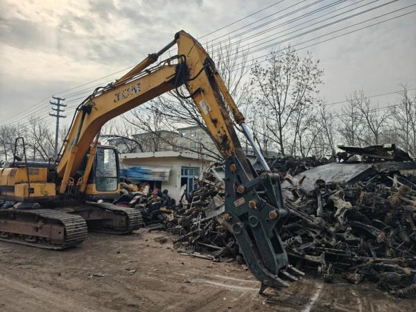 在一家正规报废汽车拆解利用企业，拆解后的零部件堆放在厂区。新华社记者王阳 摄 