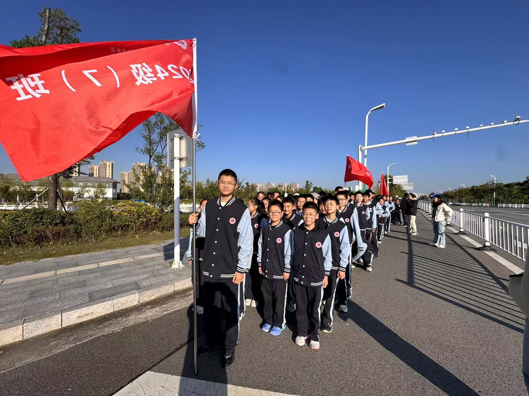 淮安第四开明中学学生体验农耕文化，亲身体验掰玉米棒槌