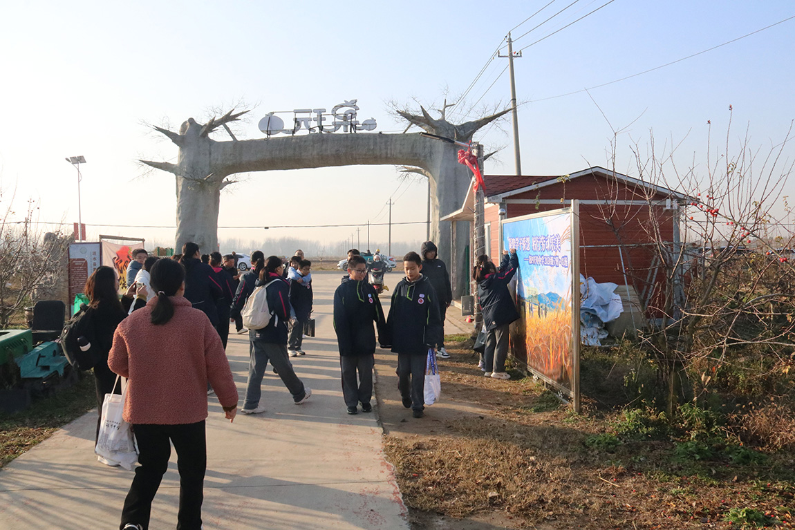 凝聚学子骄慧，躬行劳动乐美 —— 第四开明中学初一年级学生赴淮安“乐享果玩”田园综合体开展研学之旅