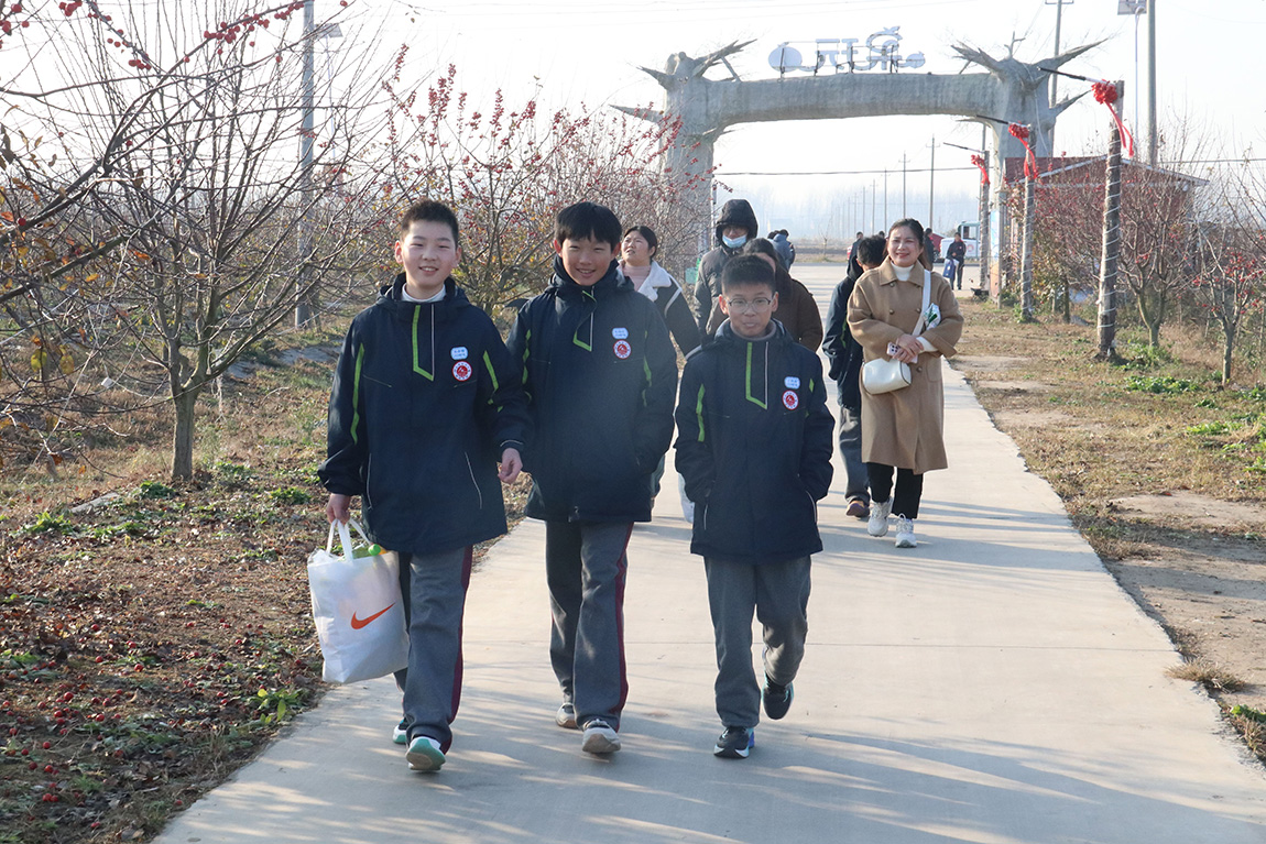 凝聚学子骄慧，躬行劳动乐美 —— 第四开明中学初一年级学生赴淮安“乐享果玩”田园综合体开展研学之旅