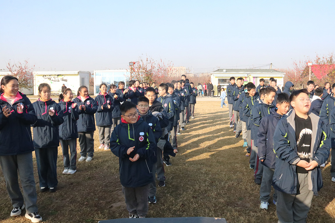 凝聚学子骄慧，躬行劳动乐美 —— 第四开明中学初一年级学生赴淮安“乐享果玩”田园综合体开展研学之旅