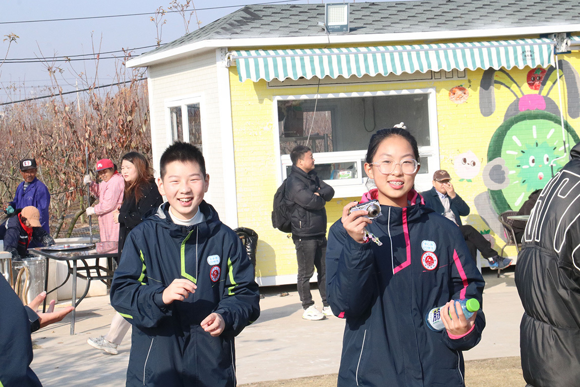 凝聚学子骄慧，躬行劳动乐美 —— 第四开明中学初一年级学生赴淮安“乐享果玩”田园综合体开展研学之旅