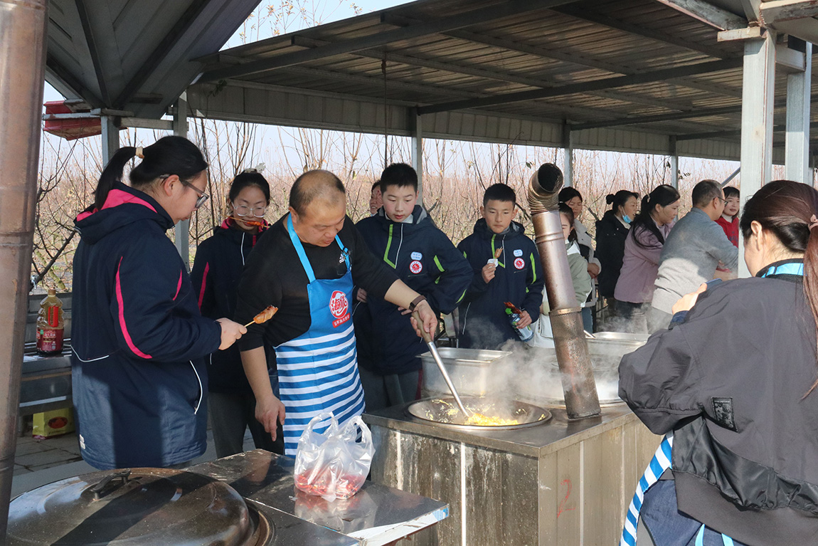 凝聚学子骄慧，躬行劳动乐美 —— 第四开明中学初一年级学生赴淮安“乐享果玩”田园综合体开展研学之旅