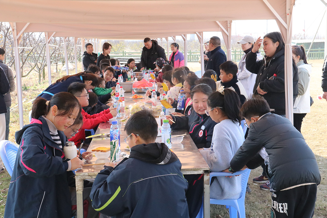 凝聚学子骄慧，躬行劳动乐美 —— 第四开明中学初一年级学生赴淮安“乐享果玩”田园综合体开展研学之旅