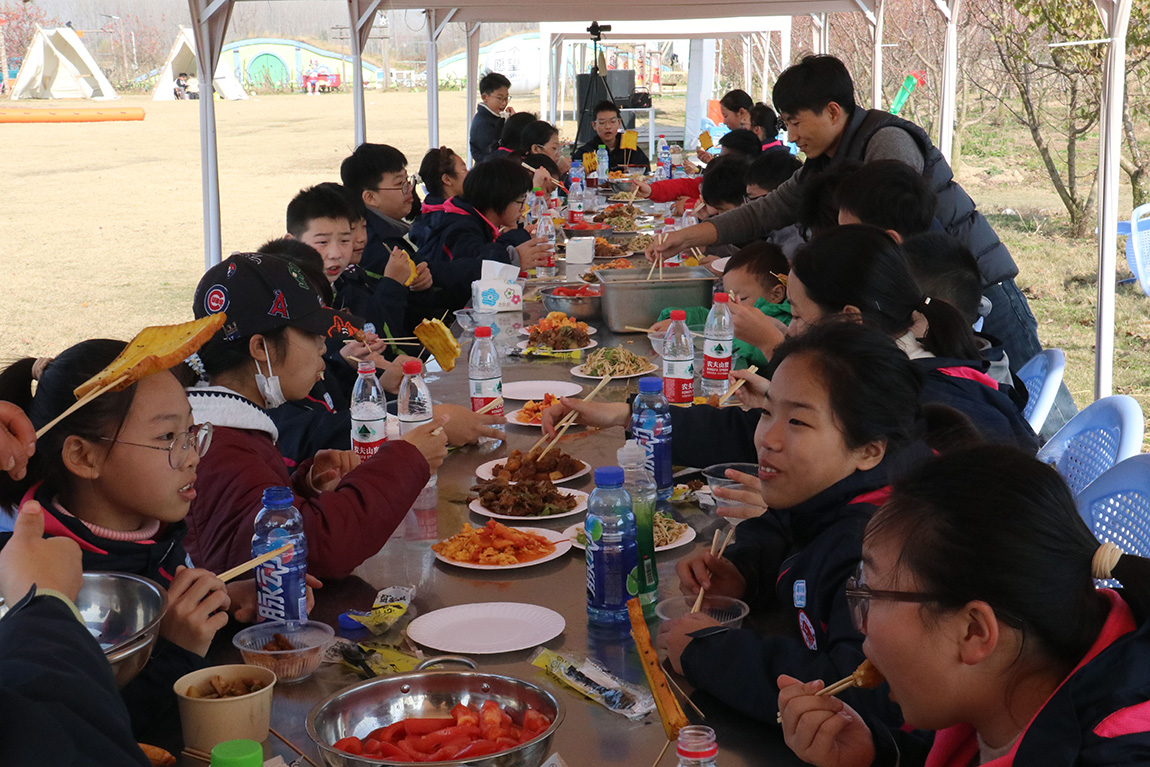 凝聚学子骄慧，躬行劳动乐美 —— 第四开明中学初一年级学生赴淮安“乐享果玩”田园综合体开展研学之旅