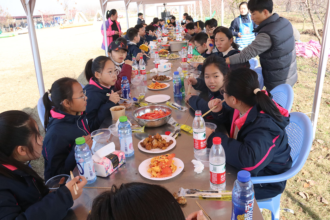 凝聚学子骄慧，躬行劳动乐美 —— 第四开明中学初一年级学生赴淮安“乐享果玩”田园综合体开展研学之旅